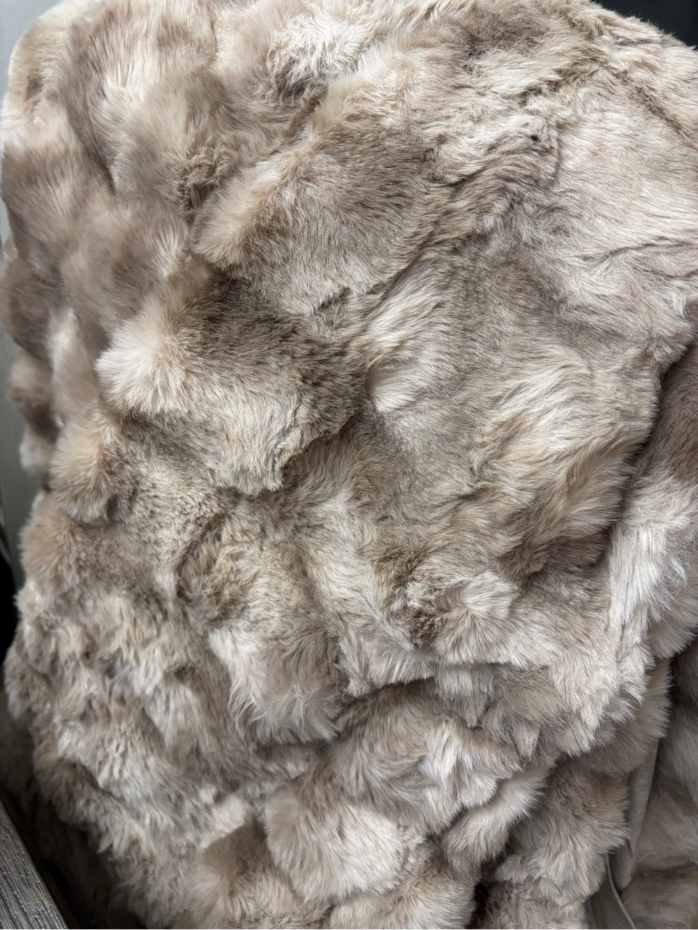 Luxury 1000GSM Faux Rabbit Fur Throw Blanket - Picture 3 of 3